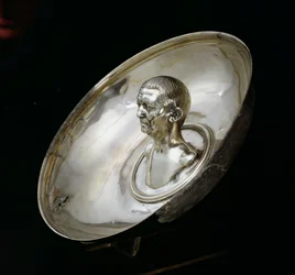 Boscoreale Treasure（silver）から男性の胸像が入った料理（側面図）